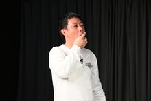 ピスタチオを口に含むさらば青春の光・森田。