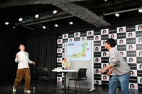 ピスタチオを飛ばすさらば青春の光・森田（左）とそれをキャッチしようとする東ブクロ（右）。