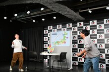 ピスタチオを飛ばすさらば青春の光・森田（左）とそれをキャッチしようとする東ブクロ（右）。