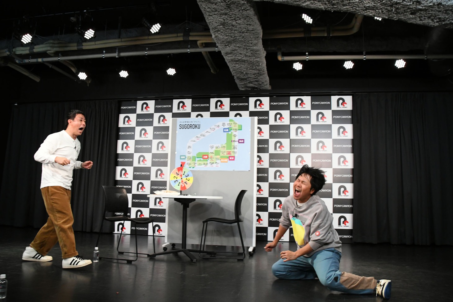 森田の口から出たピスタチオが顔に当たり、「きったね！」と嫌がる東ブクロ。