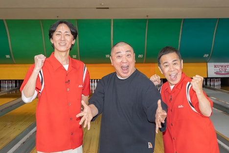 ナインティナインと、岡村の助っ人・極楽とんぼ山本（中央）。