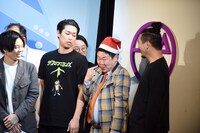 サンタ帽を被って登場したひつじねいり松村。