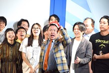 「女子ー！ プレゼント届けるから住所教えてやー！」と叫ぶひつじねいり松村。