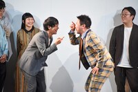 口論になるひつじねいり松村（右）とサルベース折田（左）。