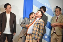 取っ組み合いになるひつじねいり松村とサルベース折田。