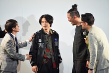 フラフラとステージ上に現れたゼンモンキーむらまつと、心配する一同。