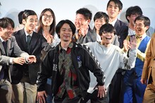 ゼンモンキーむらまつの後ろからポーズを決める群青団地・福田。