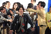 一同からツッコまれるゼンモンキーむらまつ。