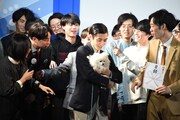 K-PRO看板犬・チャッティーを抱く十九人・松永。