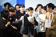 K-PRO看板犬・チャッティーを抱く十九人・松永。