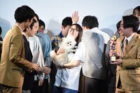 K-PRO看板犬・チャッティーを抱く十九人・ゆッちゃんw。