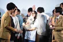 K-PRO看板犬・チャッティーを抱く十九人・ゆッちゃんw。