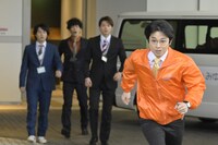 「ゼイチョー ～『払えない』にはワケがある～」最終話より、空気階段・水川かたまりの出演シーン。(c)日本テレビ