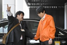 「ゼイチョー ～『払えない』にはワケがある～」最終話より、空気階段の出演シーン。(c)日本テレビ