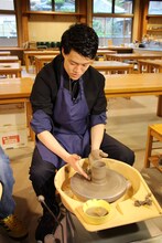 湯のみを作る霜降り明星・粗品。