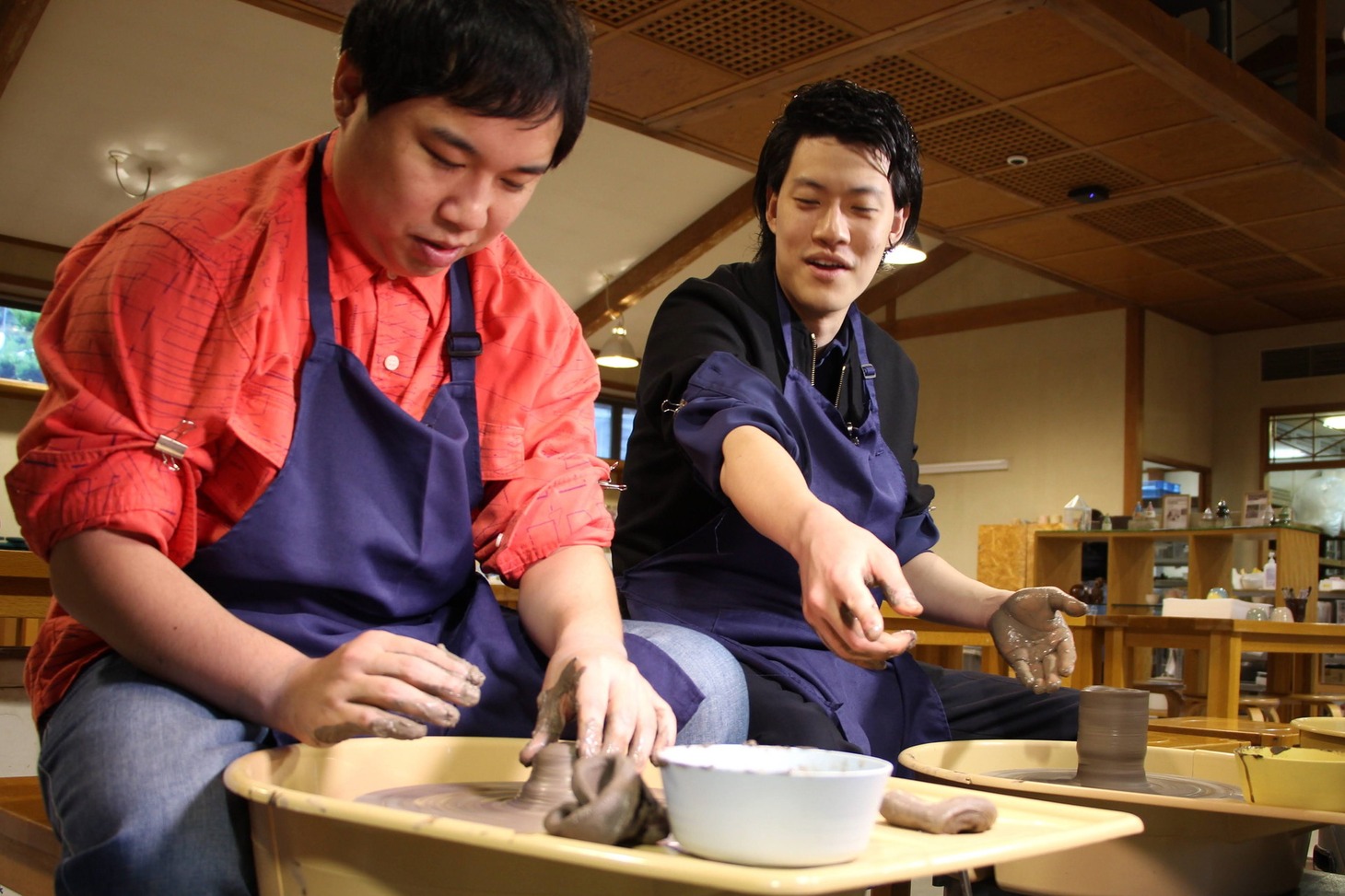 湯のみを作る霜降り明星。