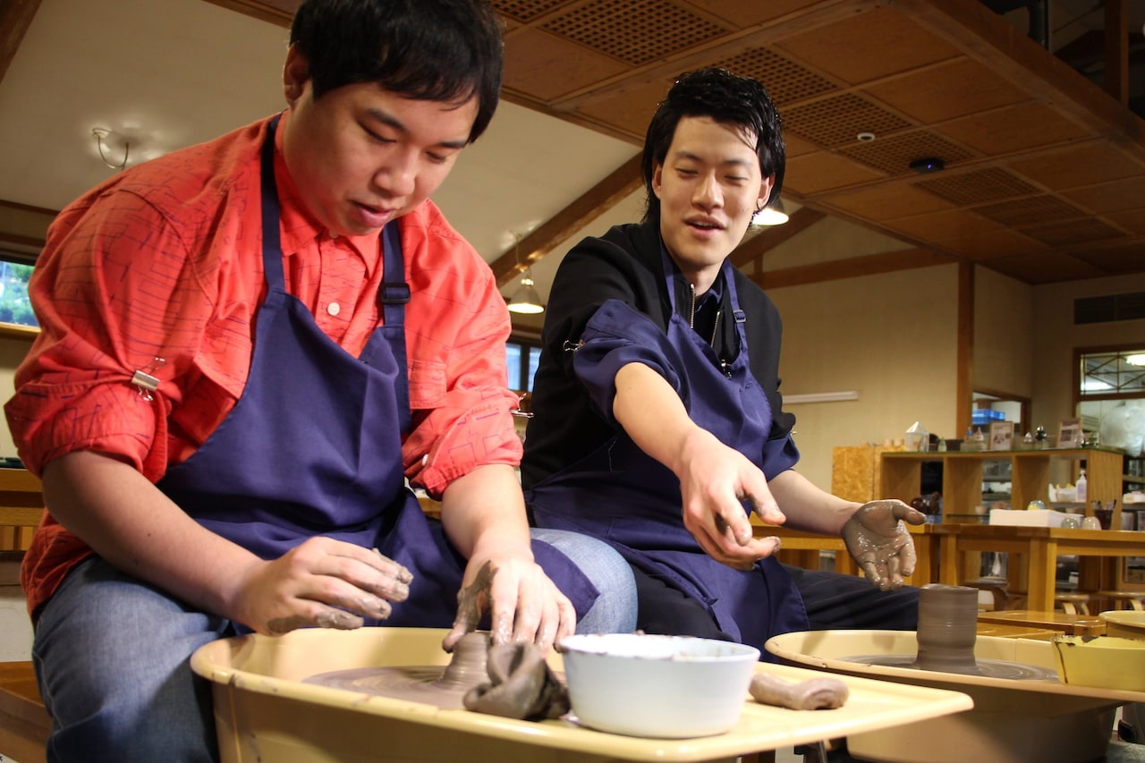 湯のみを作る霜降り明星。