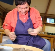 湯のみを作る霜降り明星せいや。