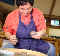 湯のみを作る霜降り明星せいや。