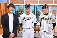 左から、能見篤史氏、頓宮裕真選手、青柳晃洋投手。