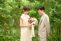 「ゼクシィ」2024年2月号より、ネプチューン名倉と渡辺満里奈。