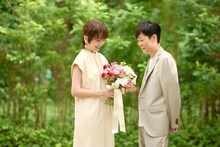 「ゼクシィ」2024年2月号より、ネプチューン名倉と渡辺満里奈。