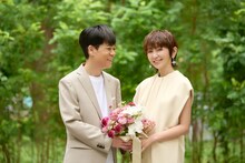 「ゼクシィ」2024年2月号より、ネプチューン名倉と渡辺満里奈。