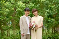 「ゼクシィ」2024年2月号より、ネプチューン名倉と渡辺満里奈。