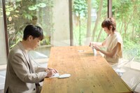 お互いへ宛てた手紙をしてためるネプチューン名倉と渡辺満里奈。