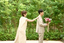 「ゼクシィ」2024年2月号より、ネプチューン名倉と渡辺満里奈。