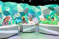 「やすとものいたって真剣です」に出演する（左から）笑い飯・西田、海原やすよ ともこ、すゑひろがりず。(c)ABCテレビ