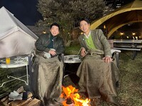 左から、今田耕司、小泉孝太郎。(c)フジテレビ