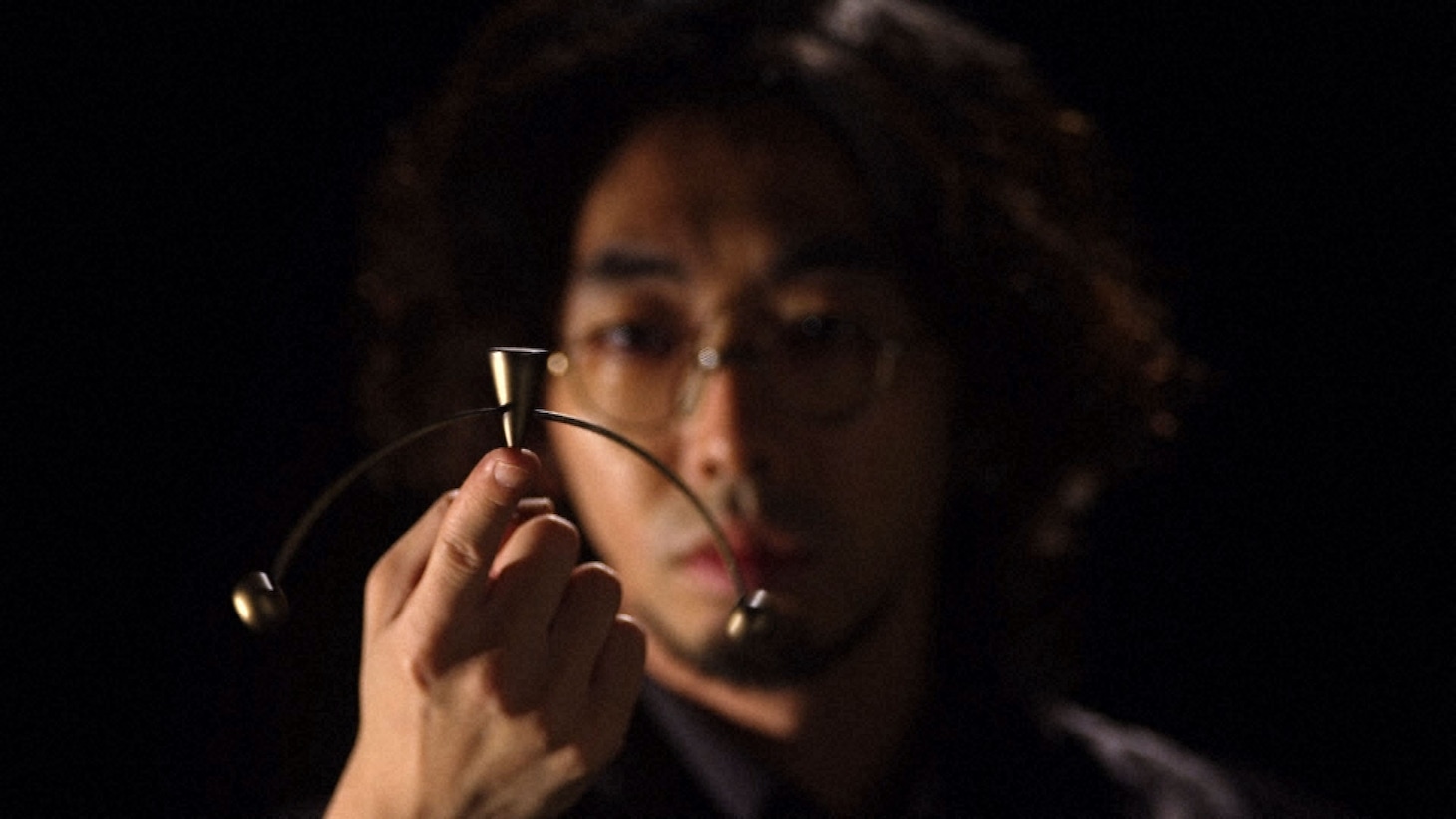 柄本時生演じる、法を語る謎の男。(c)NHK