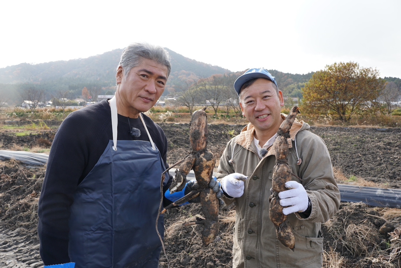 れんこんをゲットした吉川晃司と西村瑞樹。(c) テレビ新広島