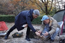 左から吉川晃司、バイきんぐ西村。(c)テレビ新広島