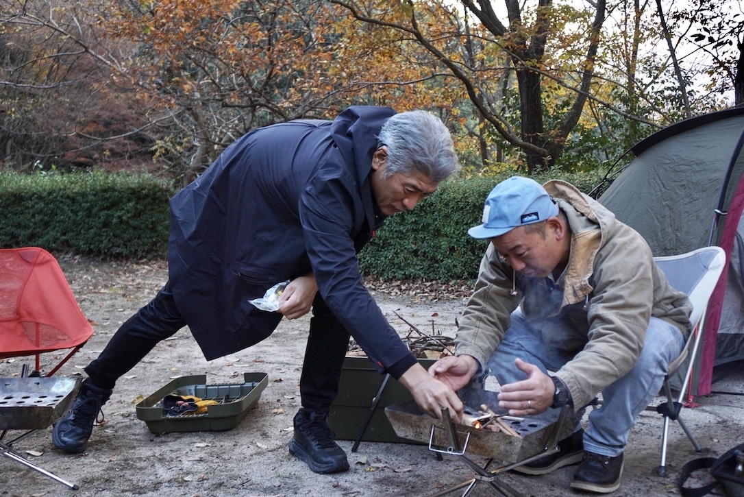 火起こしを手伝う吉川晃司。(c) テレビ新広島