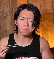 飯を食うマヂカルラブリー・野田クリスタル。