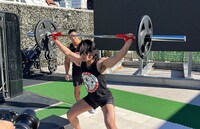 ウエイトリフティングに挑戦するマヂカルラブリー・野田クリスタル。