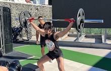 ウエイトリフティングに挑戦するマヂカルラブリー・野田クリスタル。