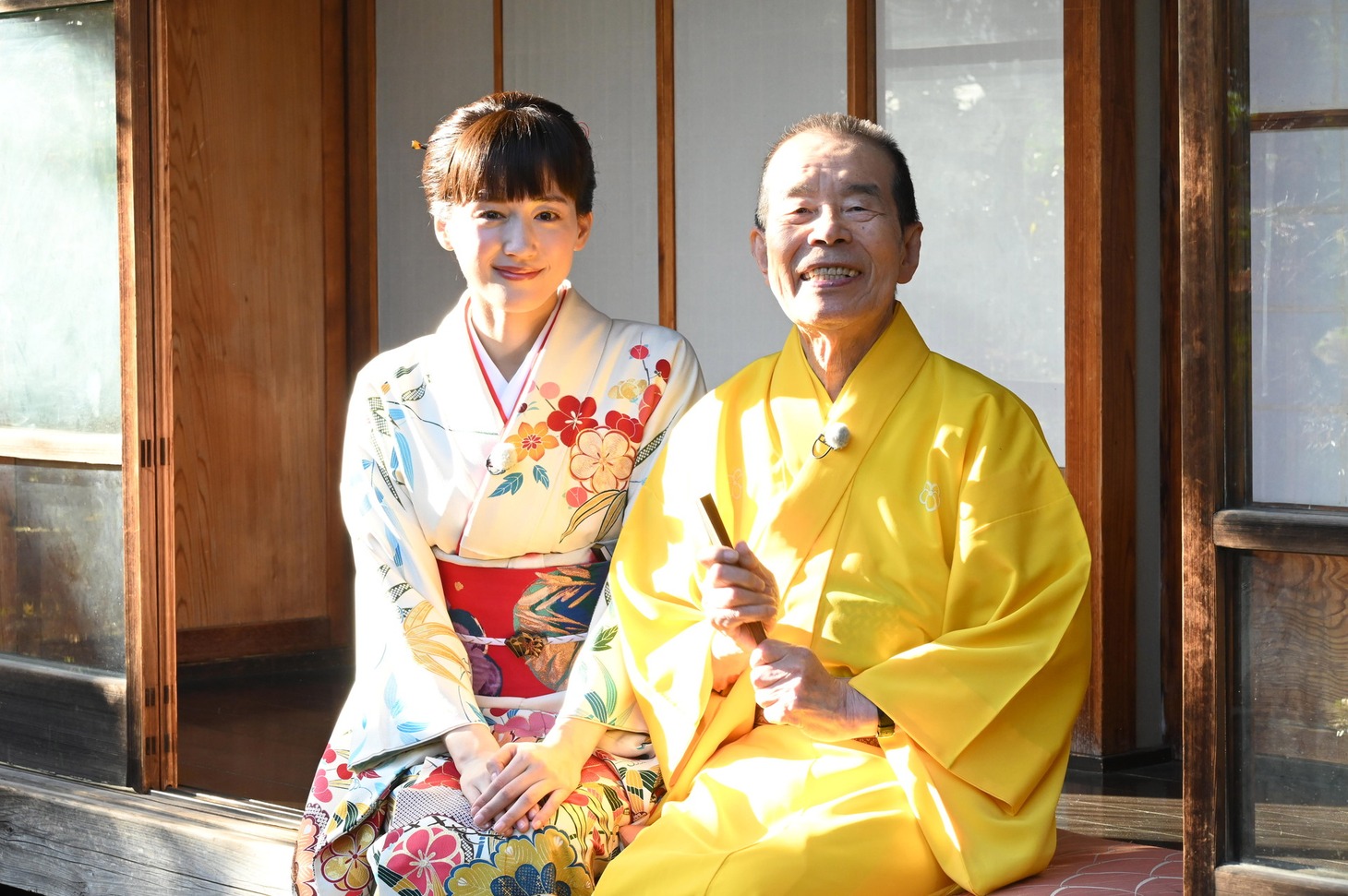 左から林家木久扇、綾瀬はるか。(c)日本テレビ