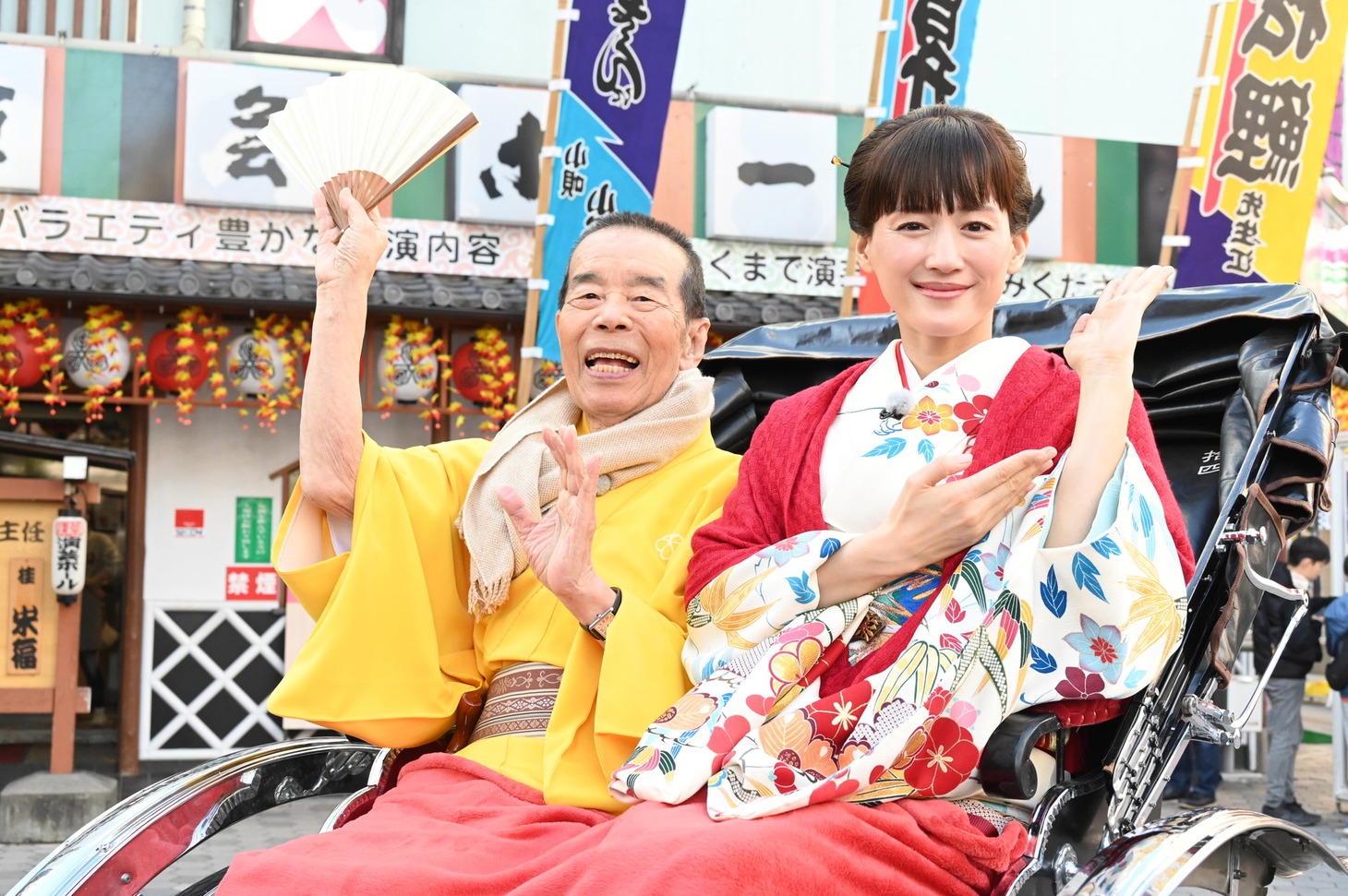 左から林家木久扇、綾瀬はるか。(c)日本テレビ