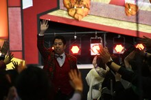 ステージから降りて来場者からの歓声を浴び、現役「M-1」王者として最後の夜を楽しむウエストランド井口。