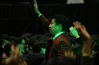 来場者の歓声を受けるウエストランド井口。