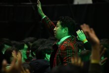 来場者の歓声を受けるウエストランド井口。