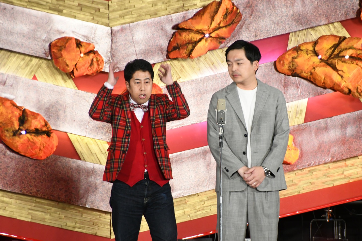 音楽家の髪型のカールにも文句を言うウエストランド井口（左）。