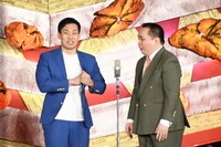 「M-1グランプリ」のエントリーシールをもらうミルクボーイ駒場（左）。