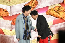 漫才中のとろサーモン。