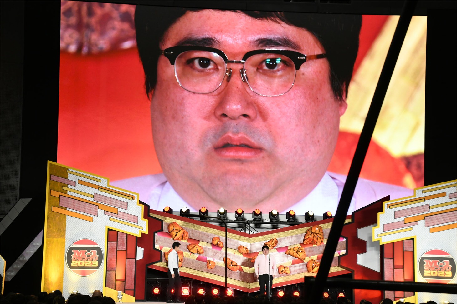 「ガチのアザラシ」に挑戦するマヂカルラブリー村上。