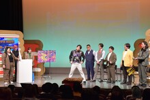 スカチャン・ヤジマリー。（中央）がスプレーを噴射したBブロックの様子。