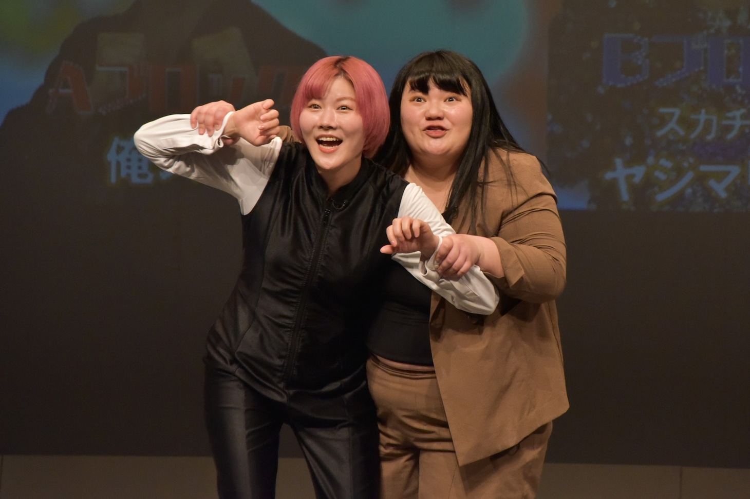ライブ中の時間つなぎで立て続けにネタを披露し、客席を温めたオダウエダ。